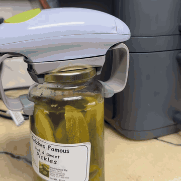 פותחן צנצנות חשמלי מסובב את המכסה והצנצנת נפתחת